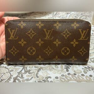 🎉SOLD🎉Louis Vuitton Monogram Zippy Wallet